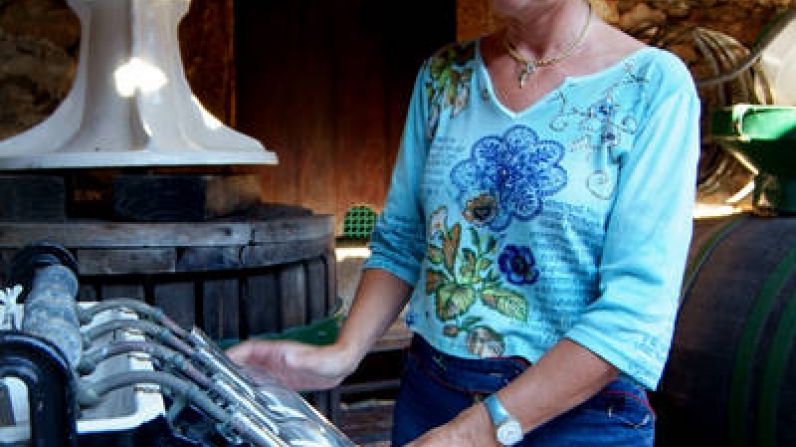 Rosa Ruiz, responsable de Bodegas Santiago Ruiz, nombrada Dama de la Cofradía dos Viños Rias Baixas 