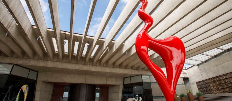 Se inaugura la exposición de esculturas de José Manuel Robles acogida por Bodegas Portia.