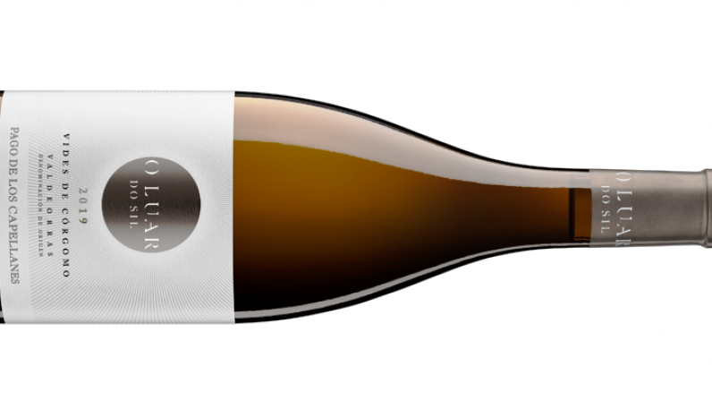 O Luar Do Sil Vides de Córgomo. Un nuevo vino de territorio que reivindica las viejas viñas en laderas de pizarra de Valdeorras.