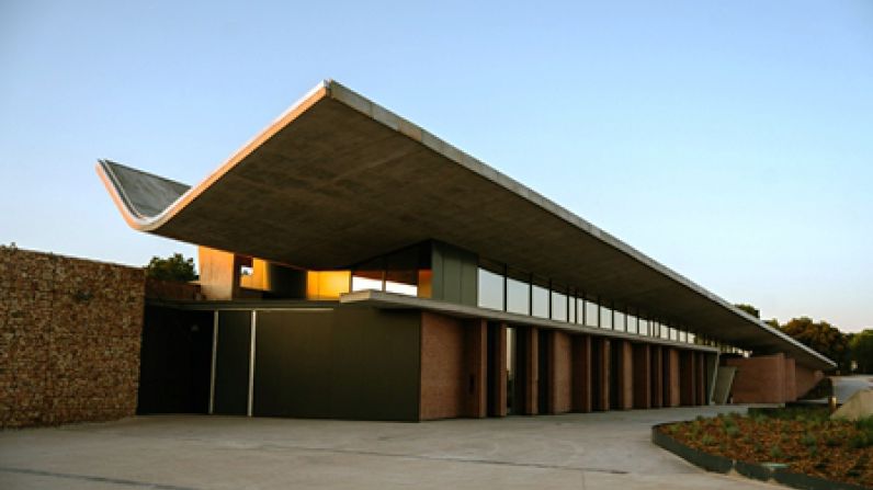 Bodegas LA HORRA inaugura su nueva bodega, comprometida con la sostenibilidad y el paisaje de la Ribera Burgalesa.