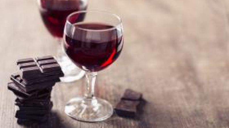 Según un estudio, comer chocolate y beber vino tinto podría ayudar a prevenir el envejecimiento.