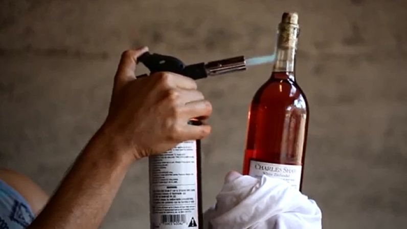 10 Formas no convencionales de abrir una botella de vino