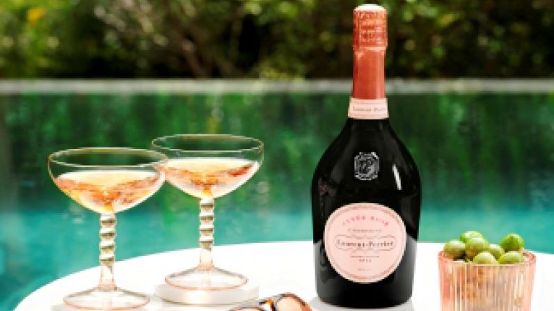 El arte de servir champagne en clave veraniega
