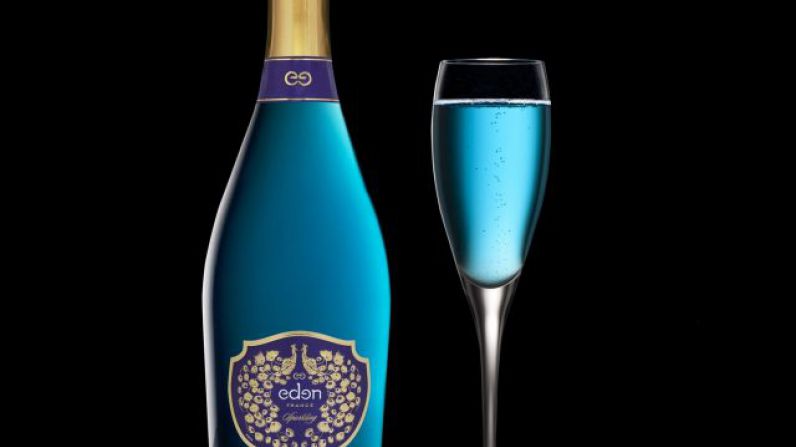 El primer vino azul francés se presenta en la feriea Frieze