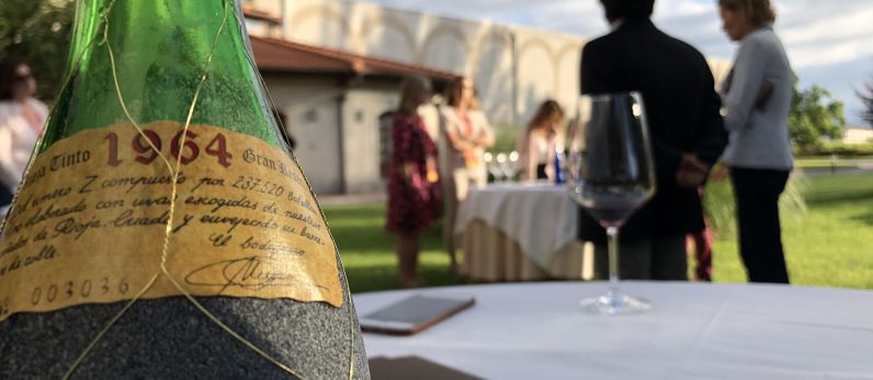 Masters of Wine internacionales participan en una cata de añadas históricas de Bodegas Faustino.