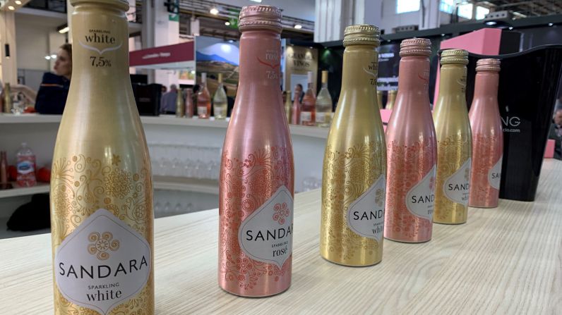Sandara presenta la nueva botella de aluminio de 250 ml.
