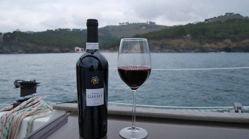 Cata en velero y almuerzo entre viñedos, dos nuevas maneras de disfrutar del enoturismo con Castillo Perelada