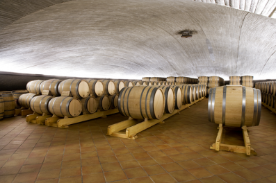 Interior de la bodega abovedada en Gratallops