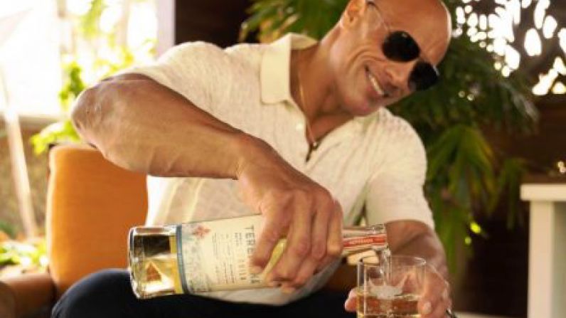 Dwayne Johnson afirma que su tequila superó en ventas al de George Clooney