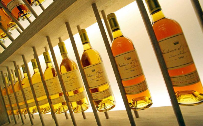 Impresionante colección de botellas de Chateau d'Yquem en la bodega Atrio