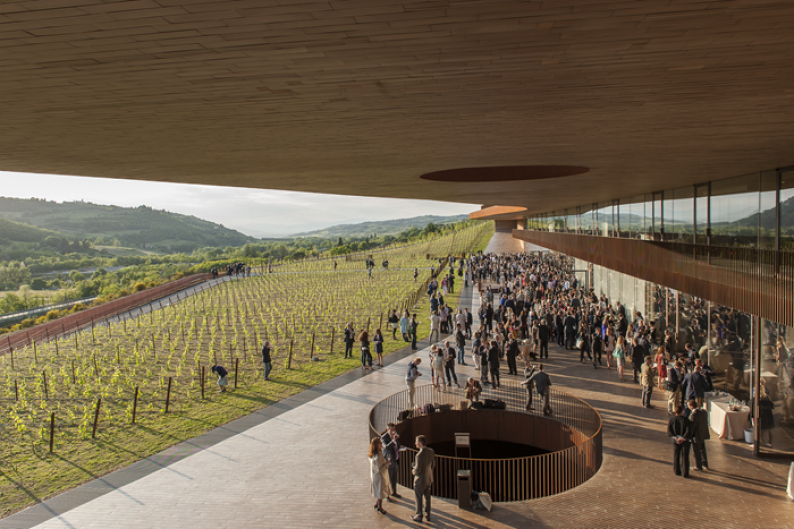 Una degustación de vinos del Istituto Grandi Marchi sobre la terraza de la bodega Antinori en Bargino justo antes de la cena de gala de nuestro Simposio en Toscana en mayo.