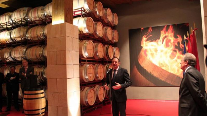 El presidente de La Rioja inaugura en Bodegas Riojanas un calado de barricas rehabilitado para enoturismo