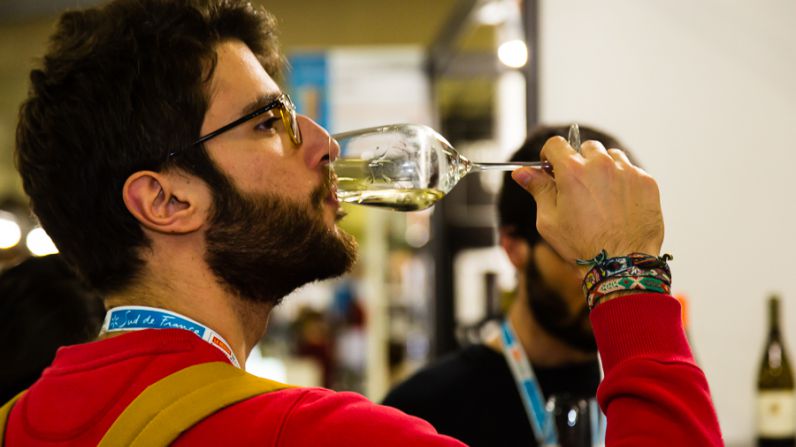 El 72 % de los españoles apuesta por el vino pero más de la mitad lo consume solo de forma ocasional