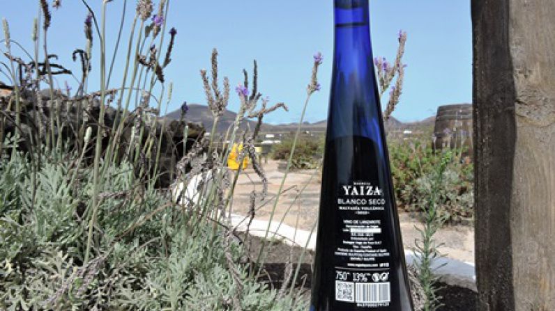 El Malvasía volcánica de Lanzarote "Esencia Yaiza", de Bodegas Vega de Yuco, vuelve a ser el primer vino embotellado del hemisferio norte en 2021.