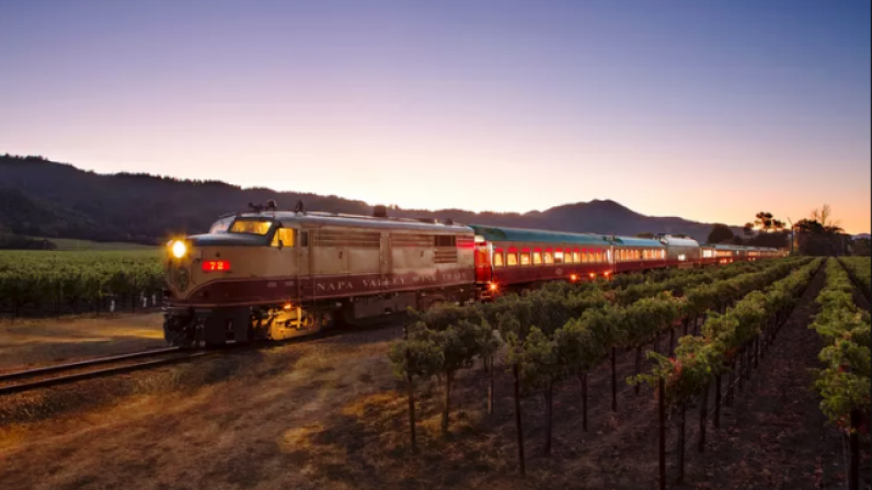 El tren del vino de Napa Valley regresa esta primavera con una nueva experiencia gastronómica y de vinos.